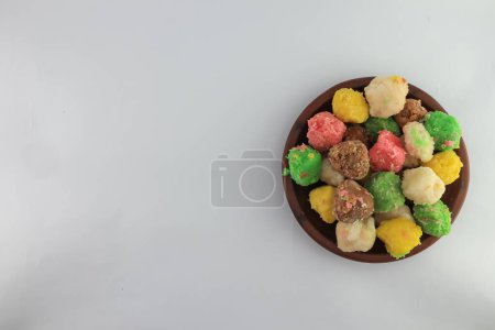 Téléchargez les photos : Geplak. sweet food. food by Yogyakarta typical. served on a white background plate. - en image libre de droit