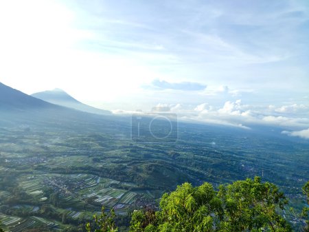 Téléchargez les photos : View from the hill. see the beauty of nature from the top of the hill. aerial view. sea of clouds from the top of the mountain. Mountain background and clear blue sky in the morning. - en image libre de droit