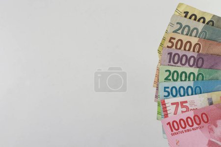 Téléchargez les photos : Order of the Indonesian rupiah currency from smallest to largest. Banknotes 100000, 75000, 50000, 20000, 10000, 5000, 2000, 1000 rupiah. with full framing concept. isolated studio photography - en image libre de droit