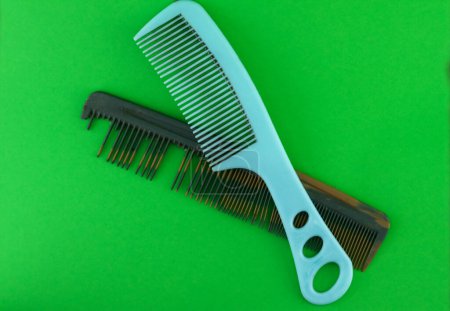 Téléchargez les photos : Old hair comb. dirty plastic combs, old broken combs that are no longer suitable for use. - en image libre de droit