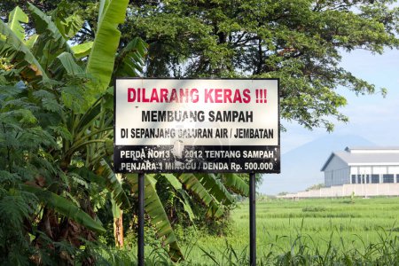 Téléchargez les photos : Klaten, Indonésie - 23 octobre 2022 : un panneau d'avertissement du gouvernement qui interdit strictement de jeter des déchets sur les ponts, les rivières. saison des pluies, sujettes aux inondations. - en image libre de droit