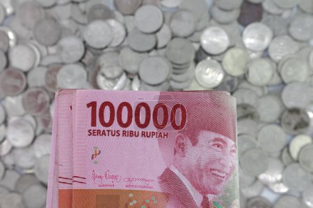 Téléchargez les photos : Indonesian rupiah currency. close up One hundred thousand rupiah. 100000 rupiahs. with the concept of being held by hand. receive financial assistance. white background. isolated, studio photography. - en image libre de droit