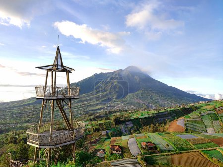 Téléchargez les photos : Vue sur le volcan le matin. vue de la hauteur du mont Merapi Indonésie. Vue Aérienne, L'un des Volcans Actifs sur l'île de Java, Indonésie. belvédère sur la colline. - en image libre de droit