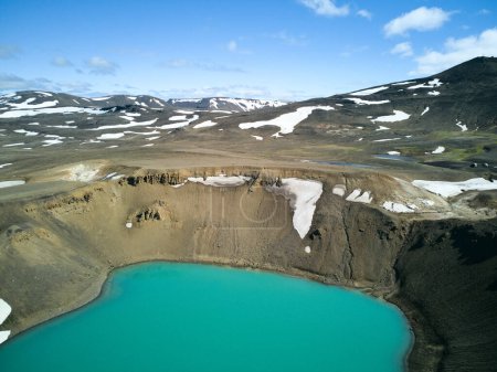 Viti, el cráter del lago en Krafla, Islandia. Disparo aéreo con drones. .. Foto de alta calidad