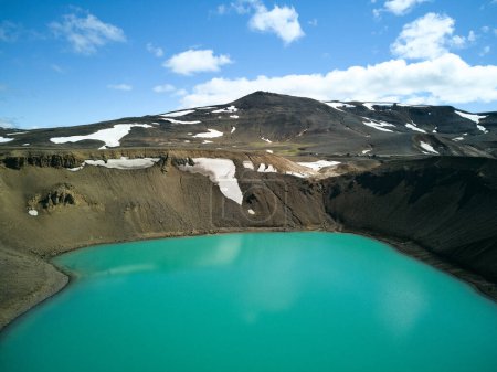 Téléchargez les photos : Viti, le cratère du lac à Krafla, Islande. Un drone aérien. . Photo de haute qualité - en image libre de droit