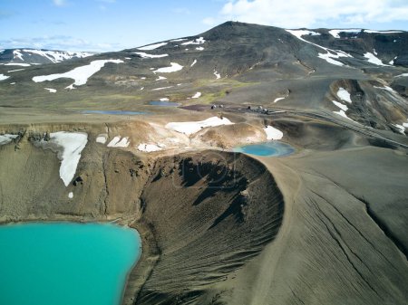 Viti, el cráter del lago en Krafla, Islandia. Disparo aéreo con drones. .. Foto de alta calidad