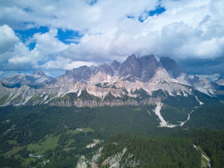 Dolomitas Montañas Italia Disparos desde un dron. Foto de alta calidad