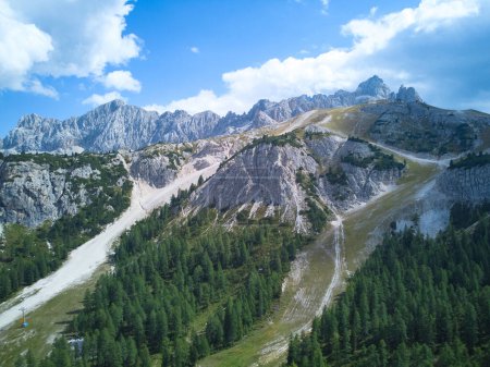 Téléchargez les photos : Dolomites Montagnes Italie Tir depuis un drone. Photo de haute qualité - en image libre de droit