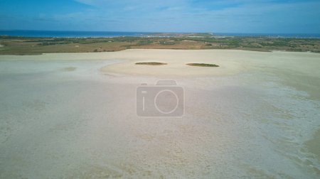 Lago seco, salar en Europa Italia en la isla de Cerdeña. Drone. Foto de alta calidad