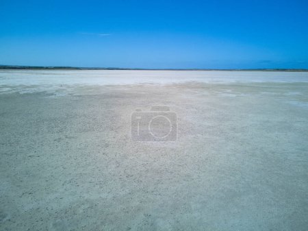 Foto de Lago seco, salar en Europa Italia en la isla de Cerdeña. Drone. Foto de alta calidad - Imagen libre de derechos