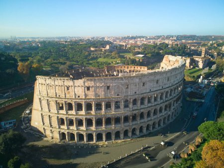 Téléchargez les photos : Rome colosseum drone de tir aérien. Photo de haute qualité - en image libre de droit