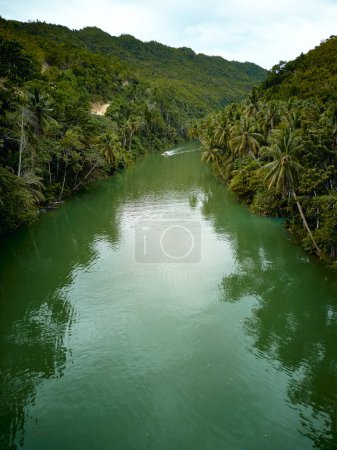 Loboc River Bohol. Philippines . Un drone. Photo de haute qualité