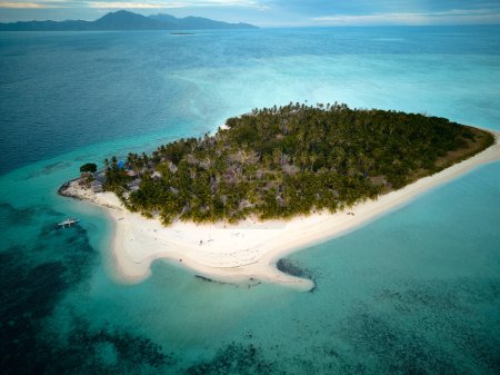 Téléchargez les photos : Île de Modessa. Roxas Philippines. Un drone. Photo de haute qualité - en image libre de droit