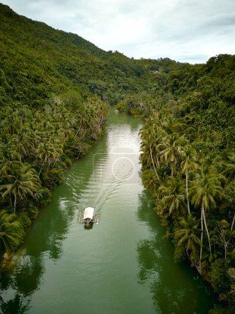 Loboc River Bohol. Philippines . Un drone. Photo de haute qualité