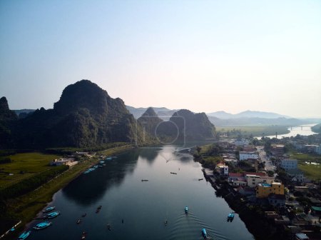 Dong Hoi am Fluss Nhat Le, Vietnam. Drohnen. Hochwertiges Foto