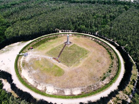 Téléchargez les photos : Drone aérien en orbite autour de la pyramide d'Austerlitz, Pays-Bas. Photo de haute qualité - en image libre de droit