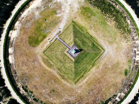 Téléchargez les photos : Drone aérien en orbite autour de la pyramide d'Austerlitz, Pays-Bas. Photo de haute qualité - en image libre de droit