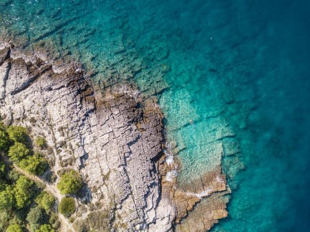 Téléchargez les photos : Vue aérienne depuis le drone d'une plage avec des rochers en été et de l'eau bleue - en image libre de droit