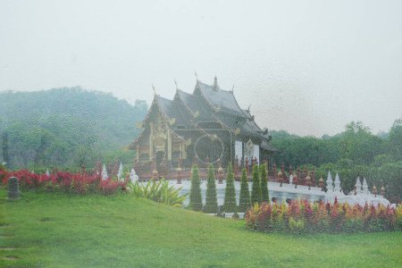 Téléchargez les photos : Double exposition, la vapeur sur l'île vitrée et le temple au milieu de la montagne - en image libre de droit