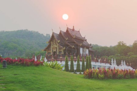 Téléchargez les photos : Temple à double exposition au milieu de la vallée et au coucher du soleil - en image libre de droit