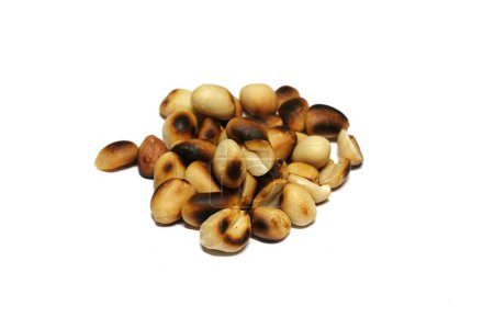 Téléchargez les photos : Cacahuètes grillées empilées ensemble sur un fond blanc - en image libre de droit
