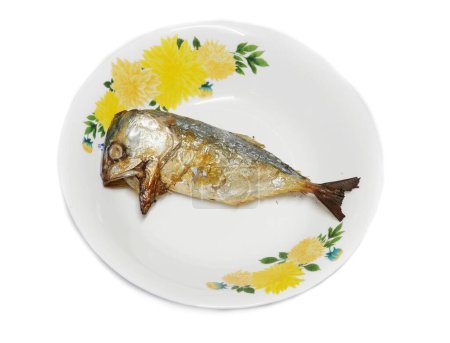 Téléchargez les photos : Maquereau grillé dans une assiette blanche sur fond blanc - en image libre de droit
