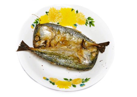 Téléchargez les photos : Deux maquereaux grillés dans une assiette blanche - en image libre de droit