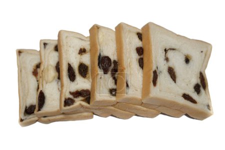 Téléchargez les photos : Six tranches de pain aux raisins secs disposées en une rangée. sur fond blanc - en image libre de droit