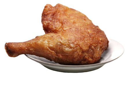 Téléchargez les photos : Cuisses de poulet frit dans une assiette blanche - en image libre de droit