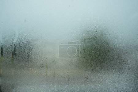 Téléchargez les photos : La brume s'installe sur la fenêtre de la pièce. flou tourné vers l'extérieur - en image libre de droit