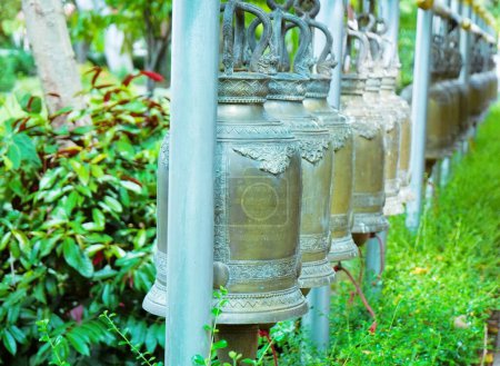 Téléchargez les photos : Les cloches sont suspendues dans une rangée à l'intérieur du temple. - en image libre de droit