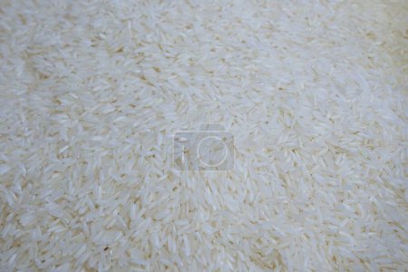 Téléchargez les photos : Beaucoup de tas de riz blanc en attente d'être vendus - en image libre de droit