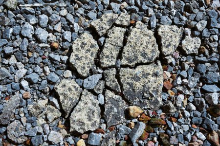 Foto de El suelo del hormigón roto era un montón de piedras grises. - Imagen libre de derechos