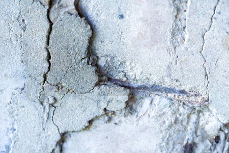Téléchargez les photos : Fissures dans le sol de ciment très vieux - en image libre de droit