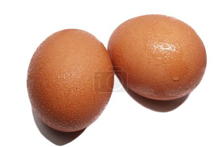 Téléchargez les photos : Deux œufs de poulet sur fond blanc - en image libre de droit