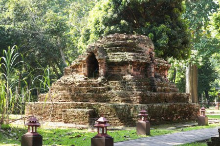 Téléchargez les photos : La vieille pagode n'a que des restes de briques. - en image libre de droit