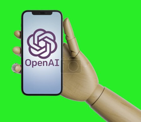 Téléchargez les photos : Robotique main tenant iphone avec logo Open Ai avec écran vert - en image libre de droit