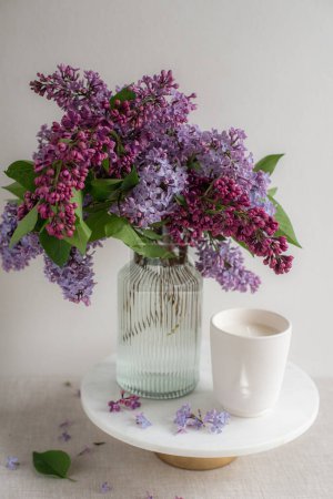 Téléchargez les photos : Naturals soy candle, spring flowers lilac, woman's day - en image libre de droit