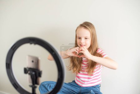 Petite blogueuse blonde filmant une nouvelle vidéo, chaîne de blog beauté maquillage 