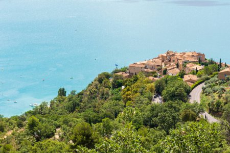 Téléchargez les photos : Lac de Sainte-Croix and a view over the village of Sainte-Croix-du-Verdon in Provence, France. - en image libre de droit