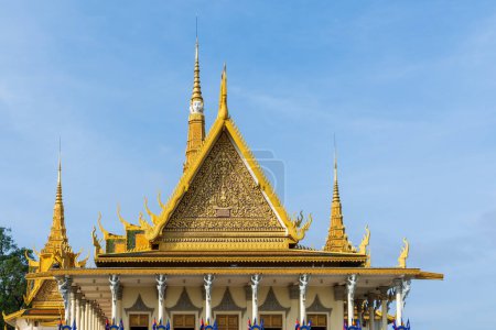 Foto de El frente de la sala del trono del Palacio Real de Camboya, un destino turístico popular en Phnom Penh, Camboya. - Imagen libre de derechos