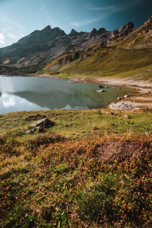 Téléchargez les photos : Spectacular lake in the Alps during autumn - en image libre de droit