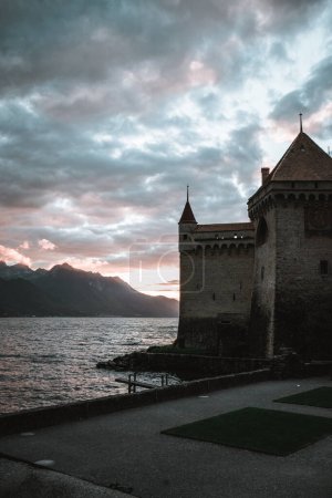 Téléchargez les photos : Chillon Castle on Lake Geneva during sunset - en image libre de droit