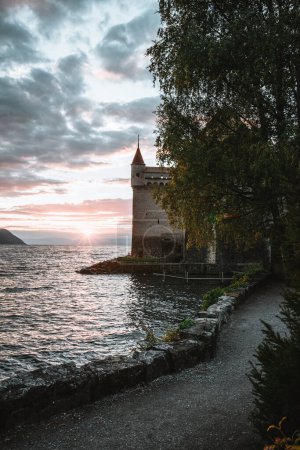 Téléchargez les photos : Château de Chillon sur le lac Léman au coucher du soleil - en image libre de droit