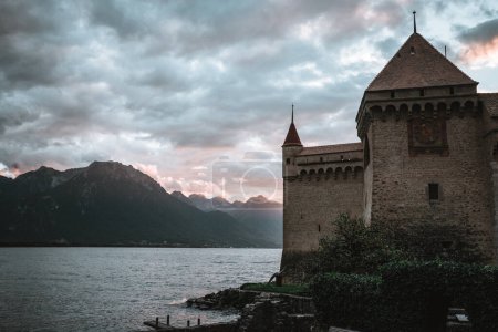 Téléchargez les photos : Château de Chillon sur le lac Léman au coucher du soleil - en image libre de droit