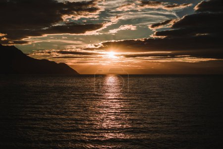 Téléchargez les photos : Majestic view of the Lake Geneva during sunset - en image libre de droit