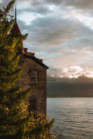 Foto de Castillo de Chillon en el lago de Ginebra al atardecer - Imagen libre de derechos
