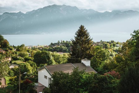 Téléchargez les photos : Majestic view of the Lake Geneva, amazing light and pretty houses - en image libre de droit
