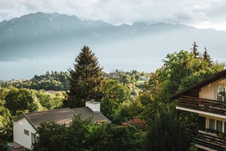 Téléchargez les photos : Majestic view of the Lake Geneva, amazing light and pretty houses - en image libre de droit