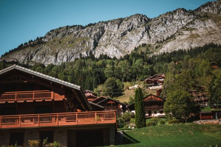 Foto de Cabaña de madera en los Alpes con montañas al fondo Panorama - Imagen libre de derechos